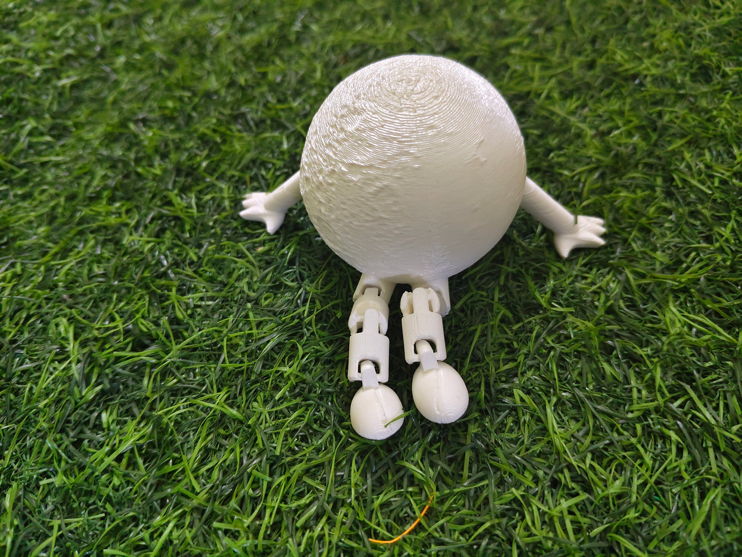 Moon Buddy – 3D Printed Articulated Shelf Sitter