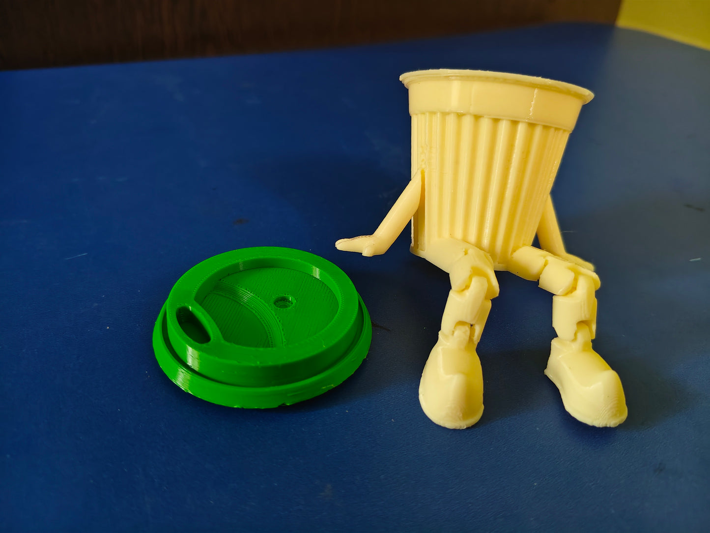 Coffee Buddy – 3D Printed Articulated Shelf Sitter