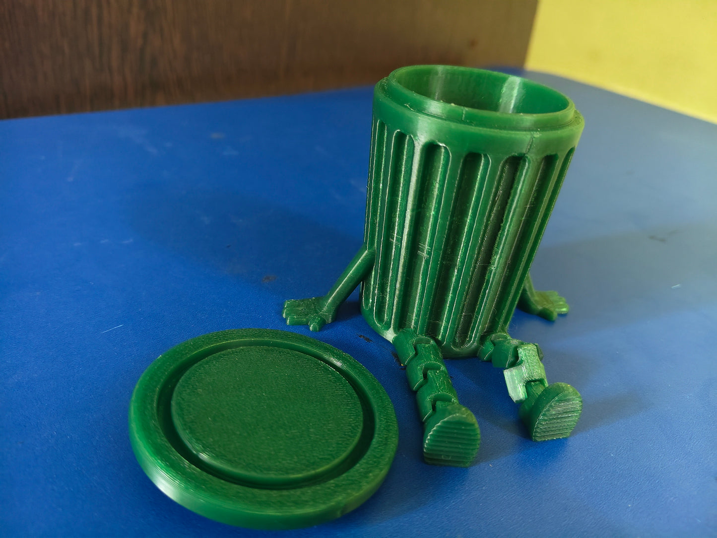 Trash Bin Buddy – 3D Printed Articulated Shelf Sitter