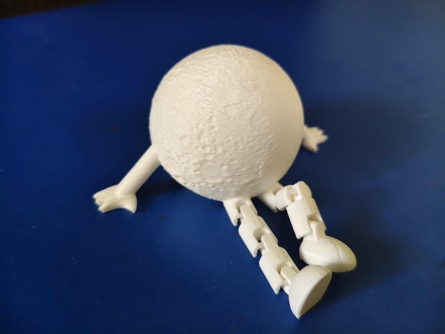Moon Buddy – 3D Printed Articulated Shelf Sitter